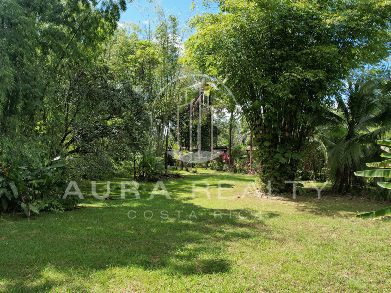 Propiedad con 3 casas rodeadas de naturaleza, Río Seco, Parrita