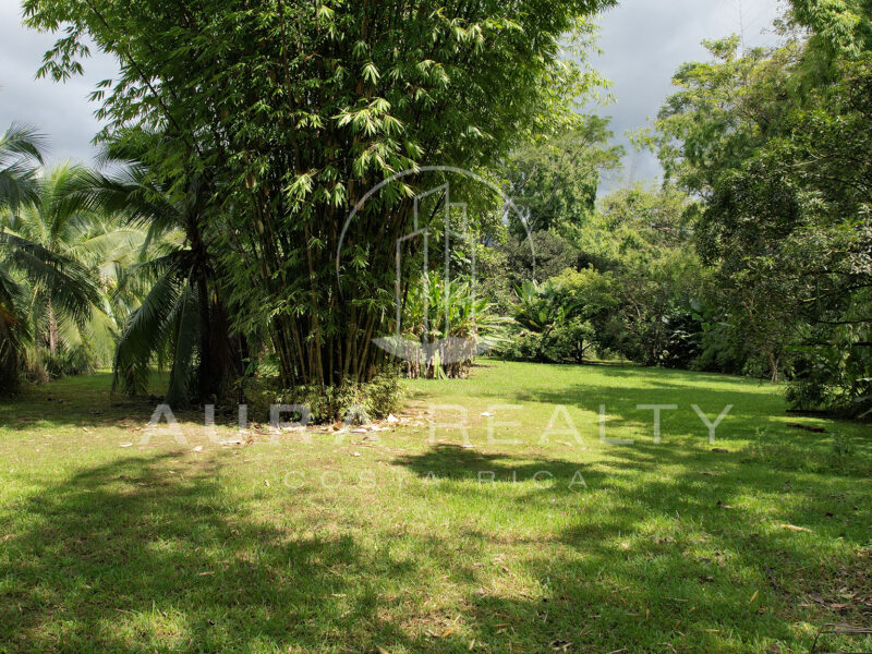 Propiedad con 3 casas rodeadas de naturaleza, Río Seco, Parrita