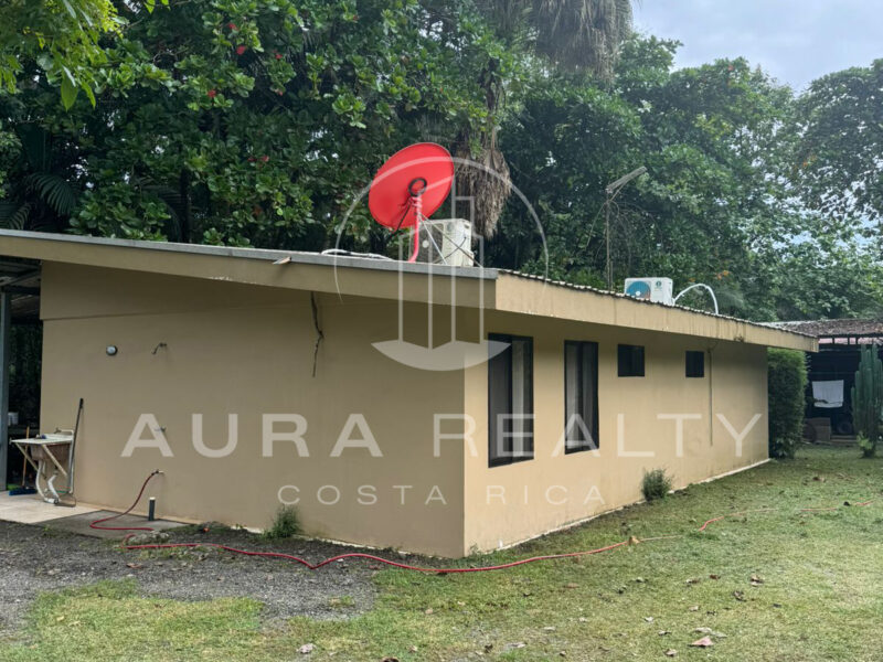 Propiedad con 3 casas rodeadas de naturaleza, Río Seco, Parrita
