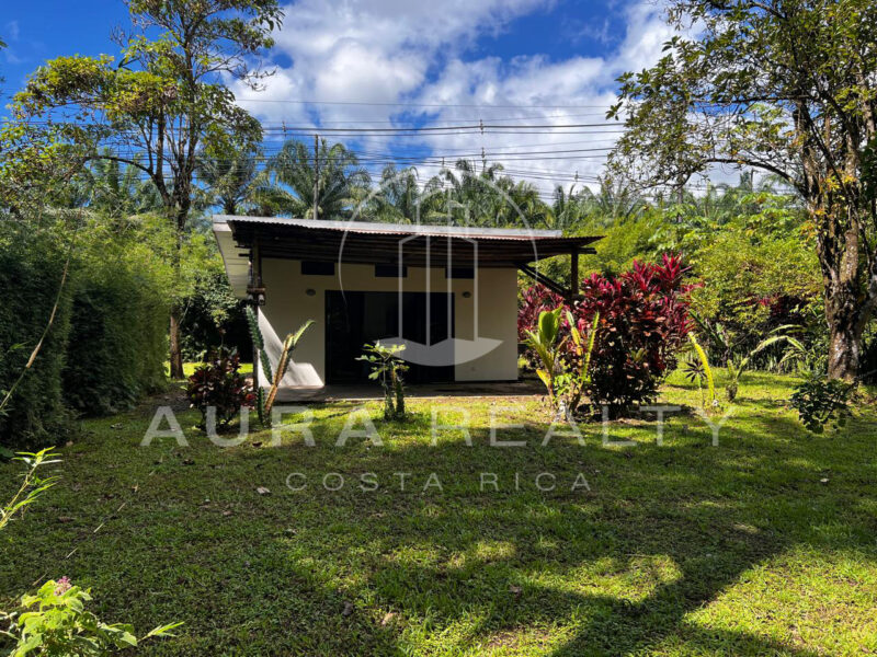 Propiedad con 3 casas rodeadas de naturaleza, Río Seco, Parrita