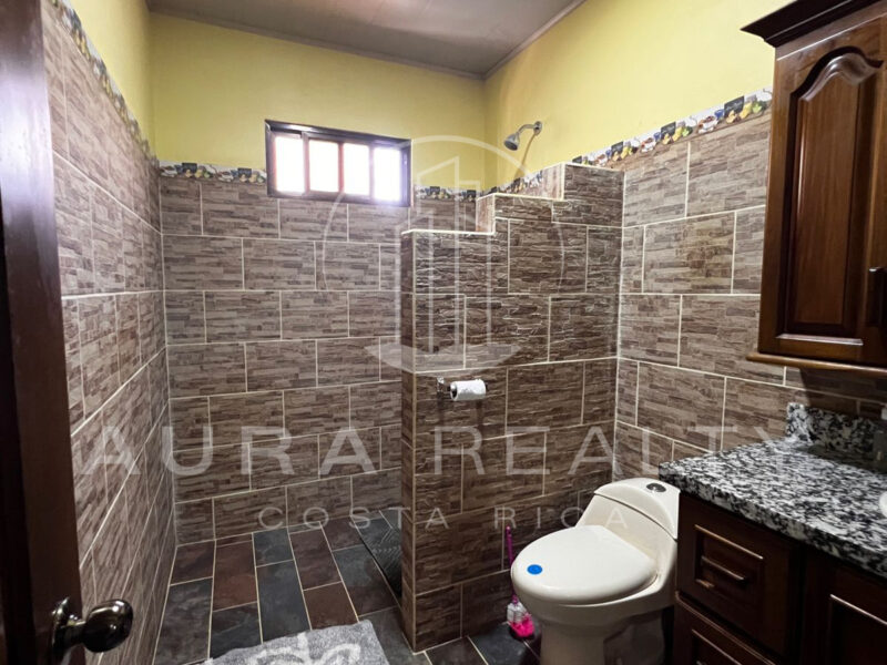 Lote con casa en Los Ángeles de Parrita