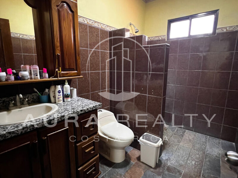 Lote con casa en Los Ángeles de Parrita