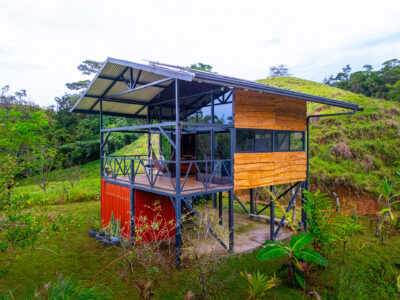 Cabaña Autosuficiente con Energía Solar y Espectaculares Vistas a las Montañas en Limoncito, San Vito