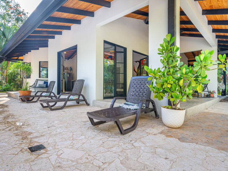 Casa Sirena Ojochal, Oportunidad de Desarrollo con Casa Recién Reconstruida.