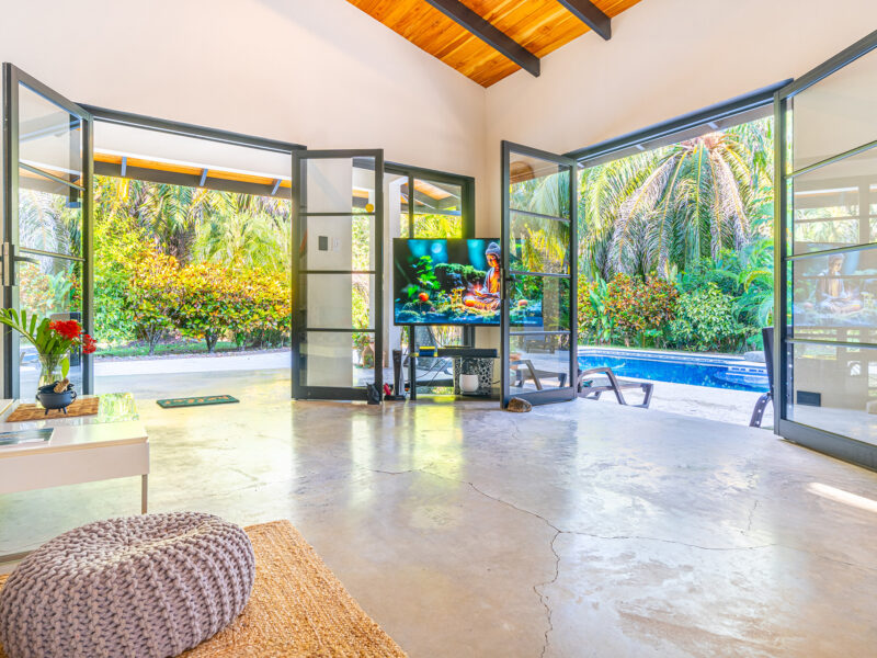 Casa Sirena Ojochal, Oportunidad de Desarrollo con Casa Recién Reconstruida.