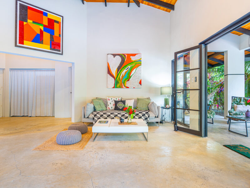 Casa Sirena Ojochal, Oportunidad de Desarrollo con Casa Recién Reconstruida.