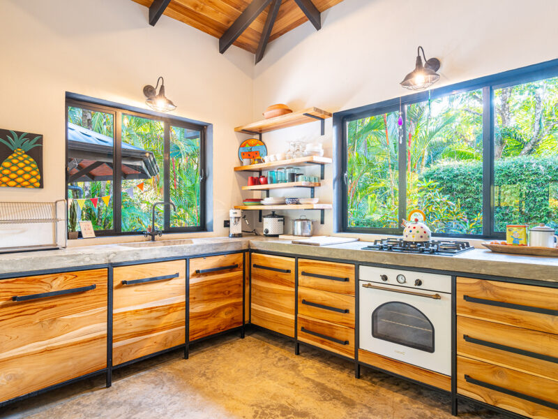 Casa Sirena Ojochal, Oportunidad de Desarrollo con Casa Recién Reconstruida.