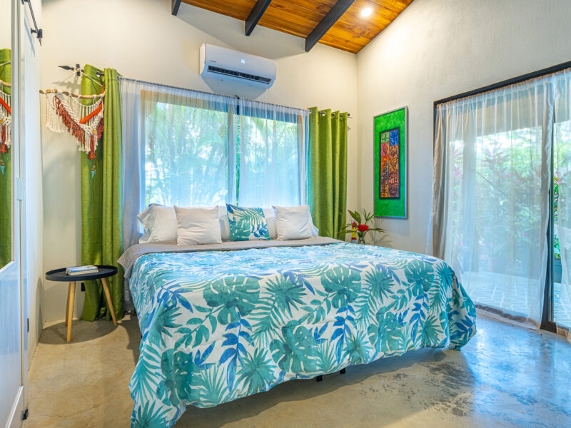 Casa Sirena Ojochal, Oportunidad de Desarrollo con Casa Recién Reconstruida.