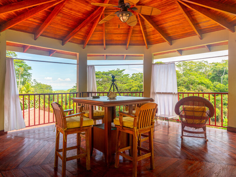 Oasis de Montaña con Vista al Mar y Casa de Huéspedes en Ojochal