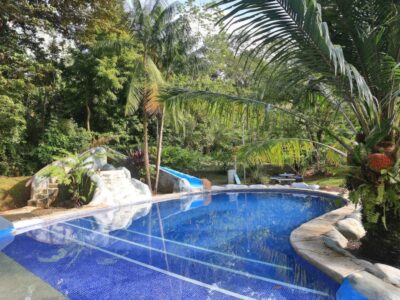 Propiedad de Desarrollo Comercial y Residencial de 2,67 Hectáreas con Restaurante, Cabinas, Piscina y Amplias Áreas Aprovechables en el Centro de Uvita