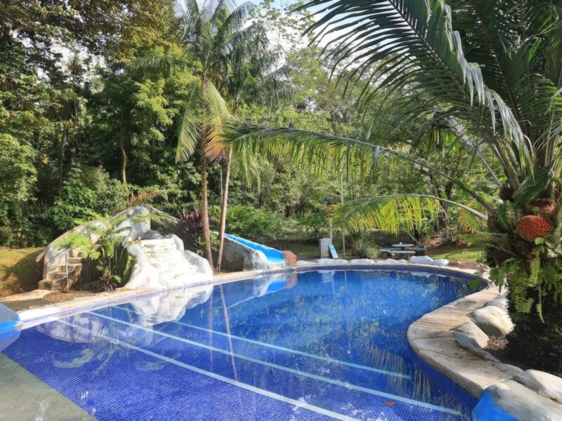 Propiedad de Desarrollo Comercial y Residencial de 2,67 Hectáreas con Restaurante, Cabinas, Piscina y Amplias Áreas Aprovechables en el Centro de Uvita