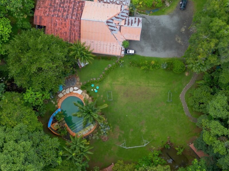 Propiedad de Desarrollo Comercial y Residencial de 2,67 Hectáreas con Restaurante, Cabinas, Piscina y Amplias Áreas Aprovechables en el Centro de Uvita