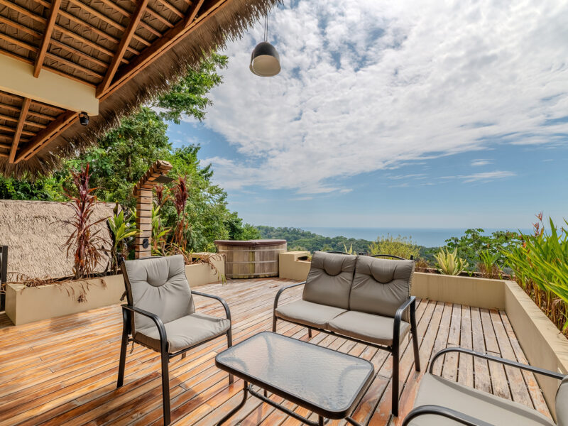 Casa moderna con vistas panorámicas al océano en Dominical – 3 habitaciones y 3 baños