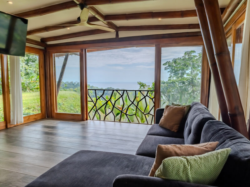 Casa moderna con vistas panorámicas al océano en Dominical – 3 habitaciones y 3 baños
