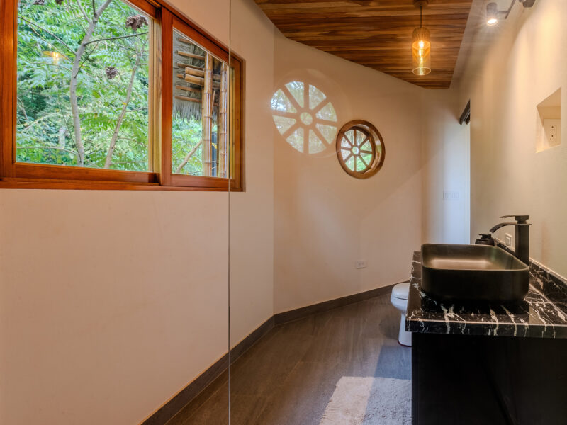 Casa moderna con vistas panorámicas al océano en Dominical – 3 habitaciones y 3 baños
