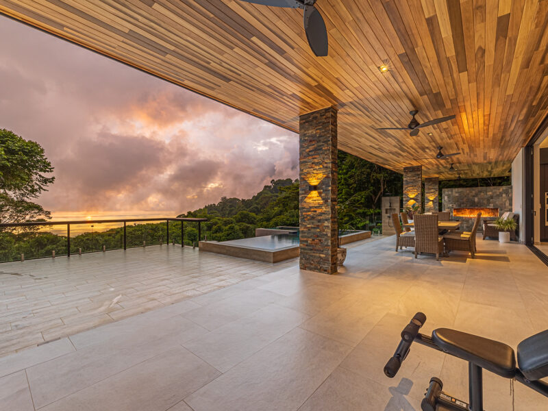 Casa Koules – Mansión de Lujo de Arquitectura Contemporánea con Vista Panorámica al Océano, Piscina Infinita, Casas de Huéspedes y Cascadas Naturales en Costa Verde Estates