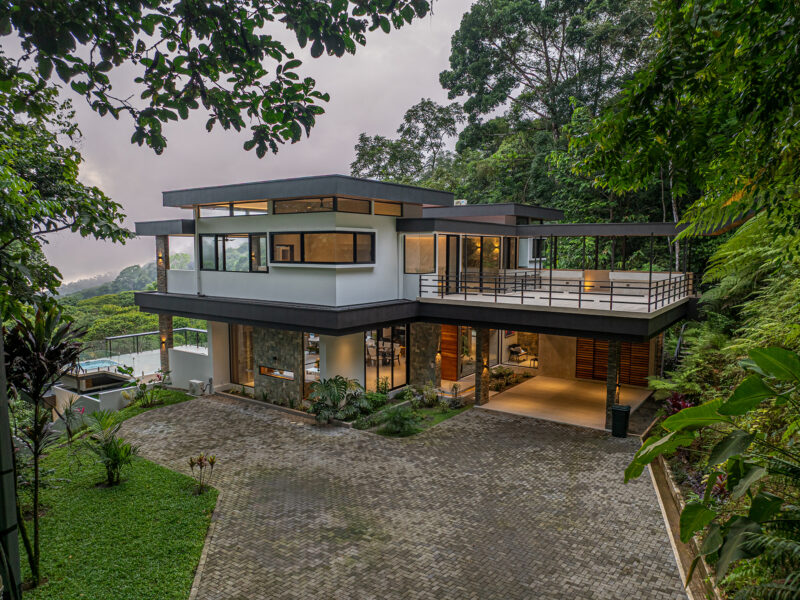Casa Koules – Mansión de Lujo de Arquitectura Contemporánea con Vista Panorámica al Océano, Piscina Infinita, Casas de Huéspedes y Cascadas Naturales en Costa Verde Estates