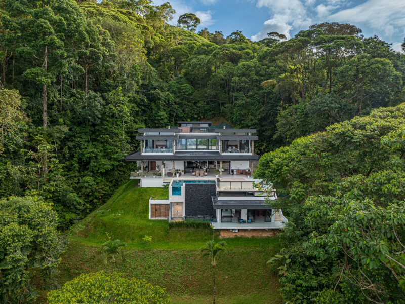 Casa Koules – Mansión de Lujo de Arquitectura Contemporánea con Vista Panorámica al Océano, Piscina Infinita, Casas de Huéspedes y Cascadas Naturales en Costa Verde Estates