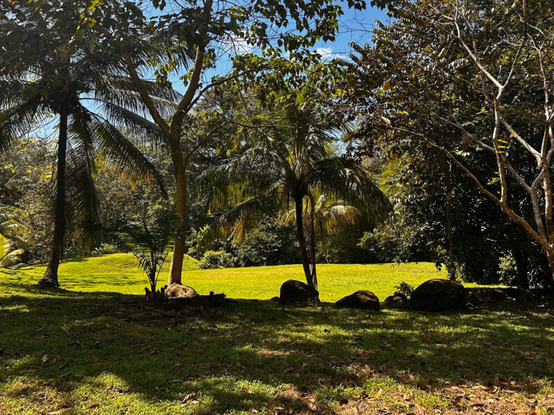 Terreno para desarrollo con frente a río en Las Brisas, Uvita