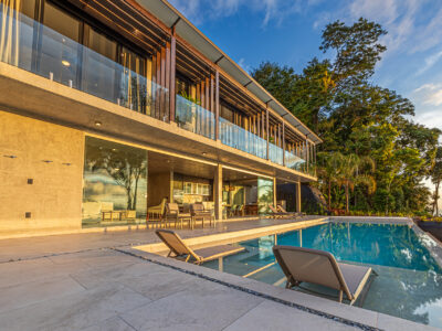 Residencia de lujo con casa de huéspedes, dos piscinas y vistas panorámicas al océano.