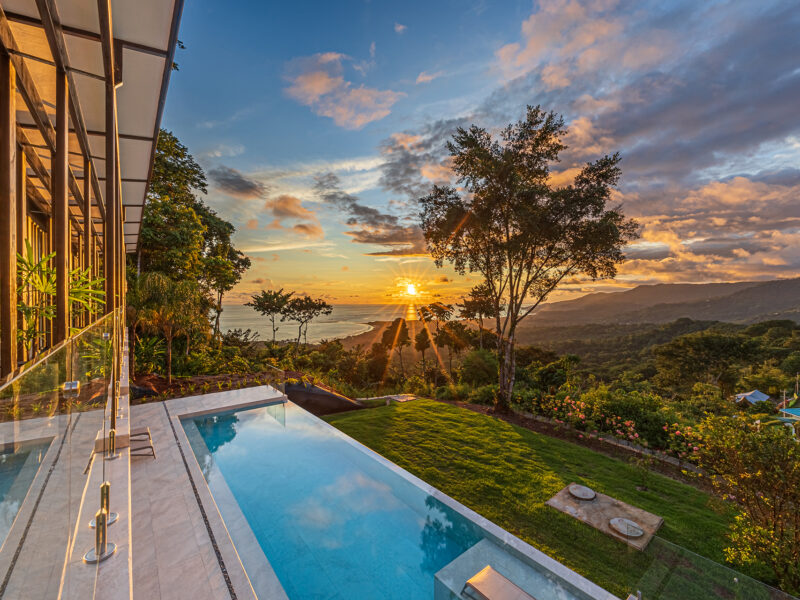 Residencia de lujo con casa de huéspedes, dos piscinas y vistas panorámicas al océano.