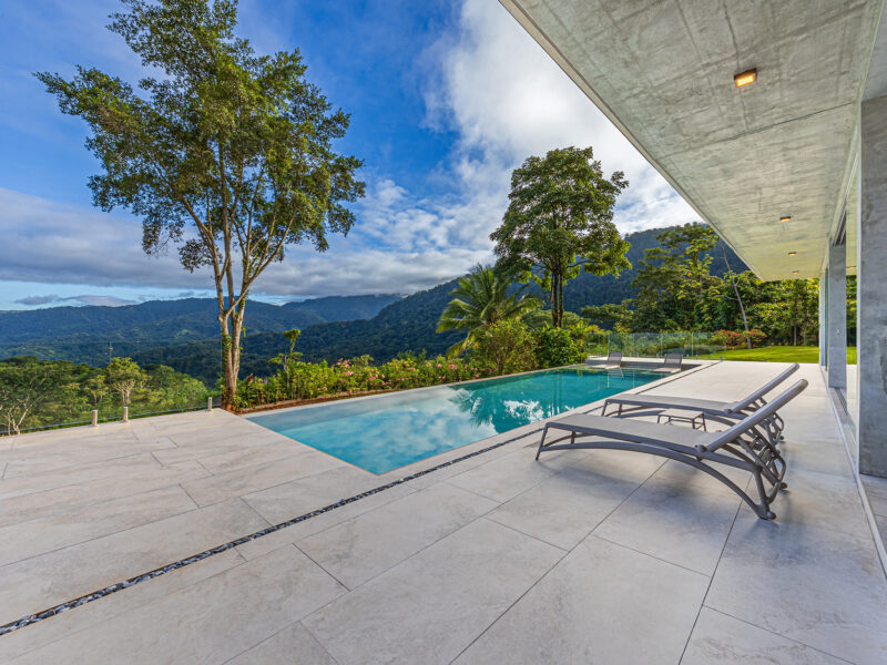 Residencia de lujo con casa de huéspedes, dos piscinas y vistas panorámicas al océano.