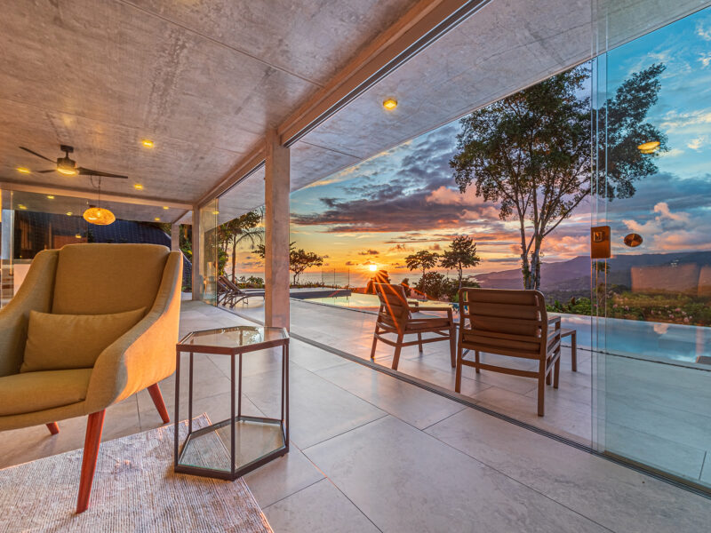Residencia de lujo con casa de huéspedes, dos piscinas y vistas panorámicas al océano.