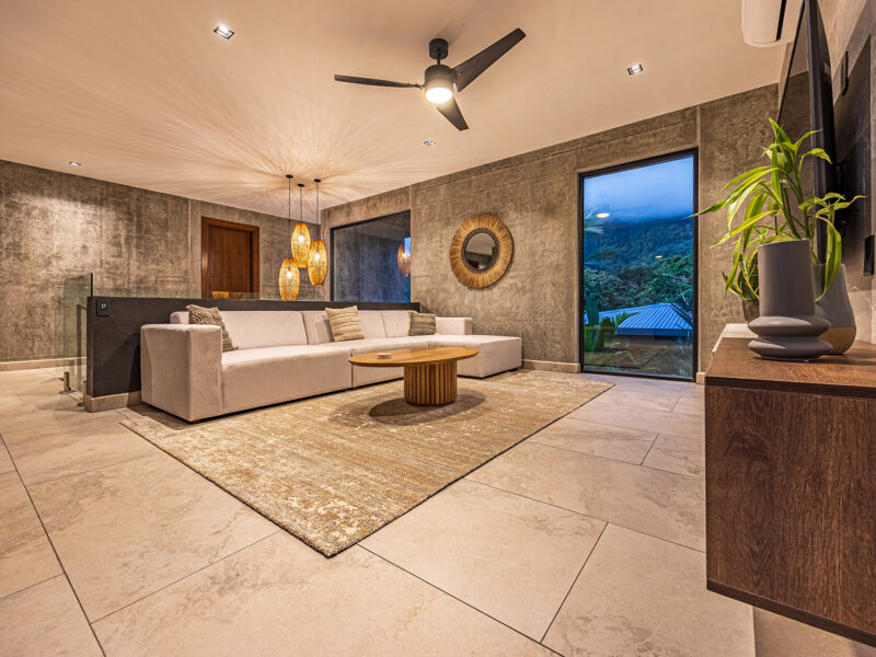 Residencia de lujo con casa de huéspedes, dos piscinas y vistas panorámicas al océano.