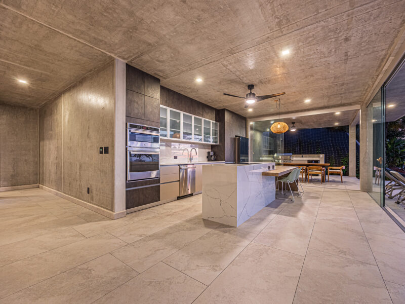 Residencia de lujo con casa de huéspedes, dos piscinas y vistas panorámicas al océano.