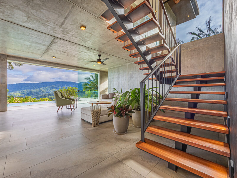 Residencia de lujo con casa de huéspedes, dos piscinas y vistas panorámicas al océano.