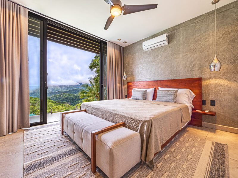 Residencia de lujo con casa de huéspedes, dos piscinas y vistas panorámicas al océano.