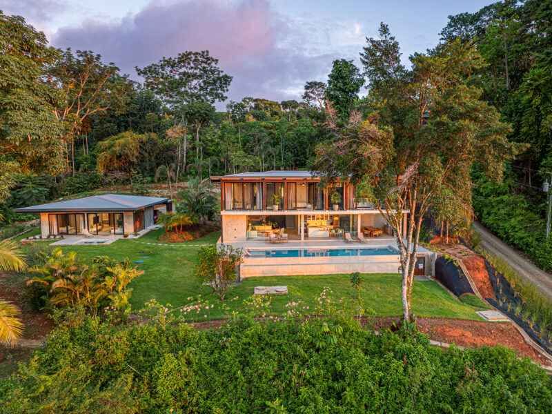 Residencia de lujo con casa de huéspedes, dos piscinas y vistas panorámicas al océano.