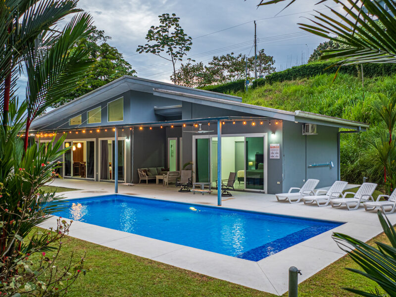 Residencia moderna de una planta con piscina privada, jardines tropicales y quebrada en Uvita.