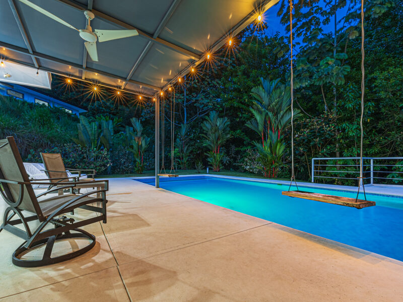 Residencia moderna de una planta con piscina privada, jardines tropicales y quebrada en Uvita.