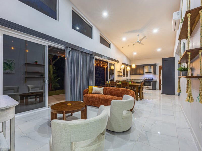 Residencia moderna de una planta con piscina privada, jardines tropicales y quebrada en Uvita.