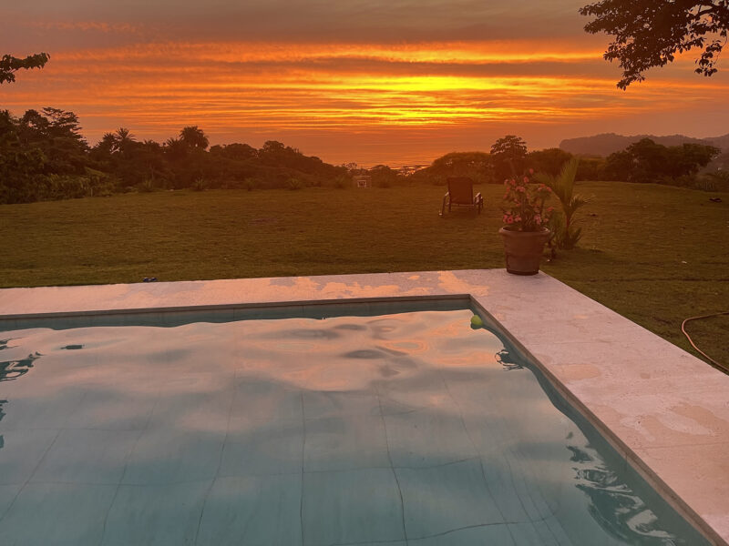 Exclusiva residencia de una planta con piscina y espectaculares vistas al océano en Calle Perezoso, Ojochal