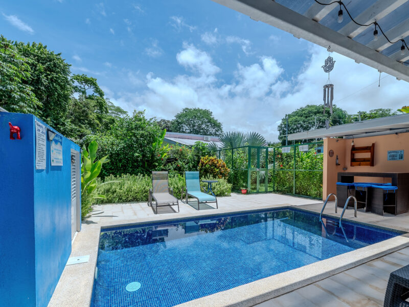 Casa Moderna de 3 Habitaciones con Piscina en Playa Chamán, Bahía Uvita.