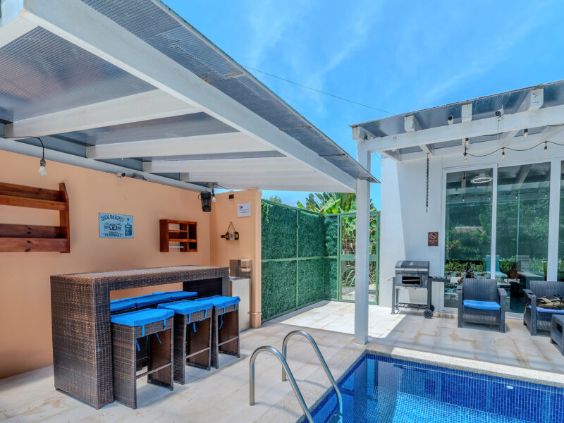 Casa Moderna de 3 Habitaciones con Piscina en Playa Chamán, Bahía Uvita.