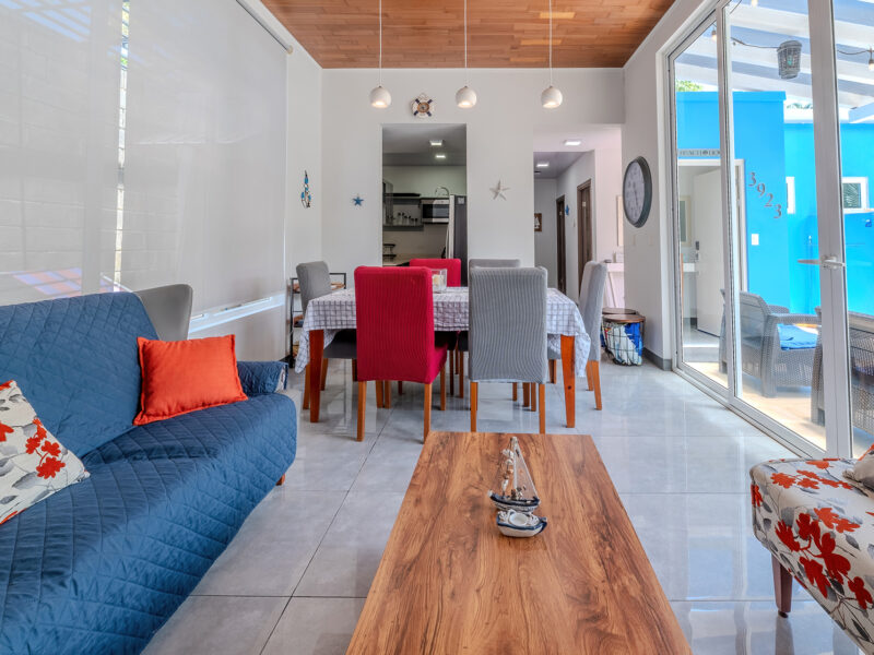 Casa Moderna de 3 Habitaciones con Piscina en Playa Chamán, Bahía Uvita.