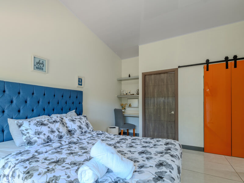 Casa Moderna de 3 Habitaciones con Piscina en Playa Chamán, Bahía Uvita.