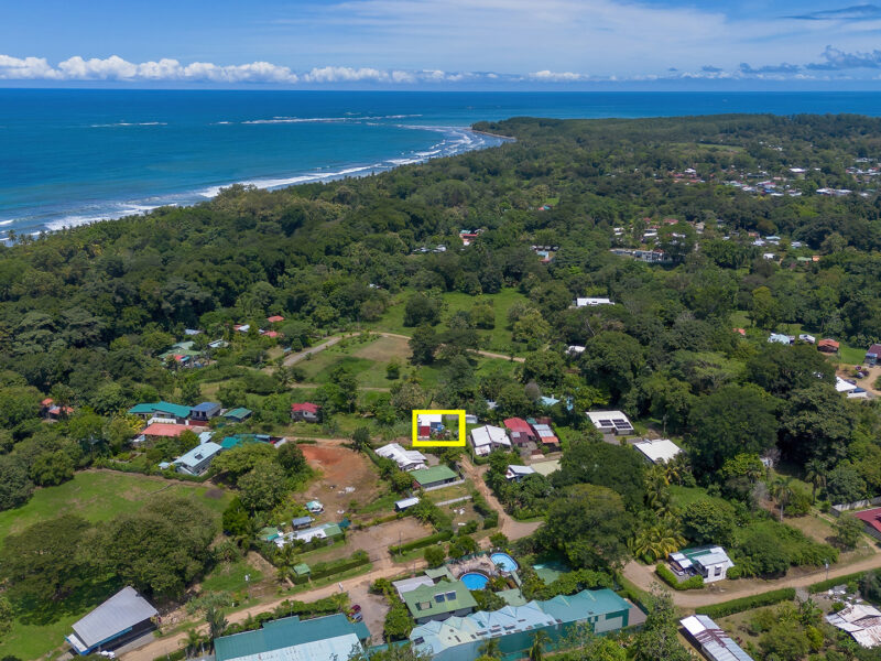 Casa Moderna de 3 Habitaciones con Piscina en Playa Chamán, Bahía Uvita.