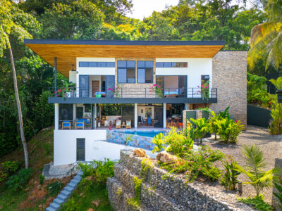 Residencia moderna con piscina infinita, vistas al océano y casa de huéspedes en Escaleras, Dominical.