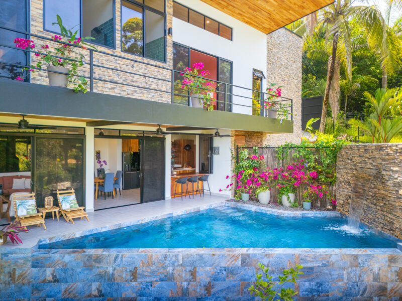 Residencia moderna con piscina infinita, vistas al océano y casa de huéspedes en Escaleras, Dominical.