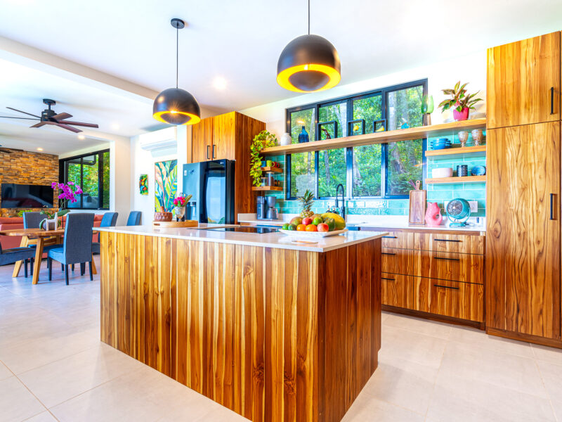 Residencia moderna con piscina infinita, vistas al océano y casa de huéspedes en Escaleras, Dominical.