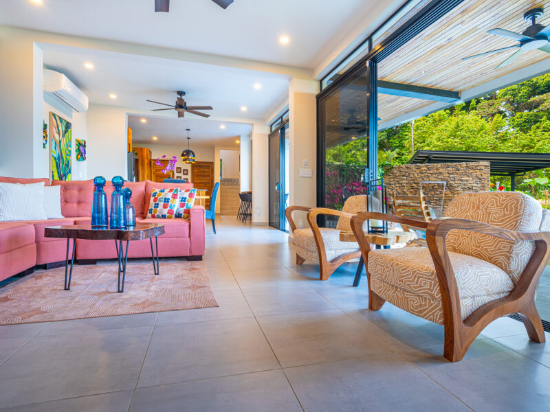 Residencia moderna con piscina infinita, vistas al océano y casa de huéspedes en Escaleras, Dominical.