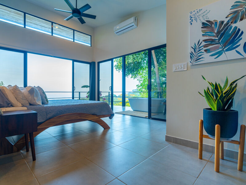 Residencia moderna con piscina infinita, vistas al océano y casa de huéspedes en Escaleras, Dominical.