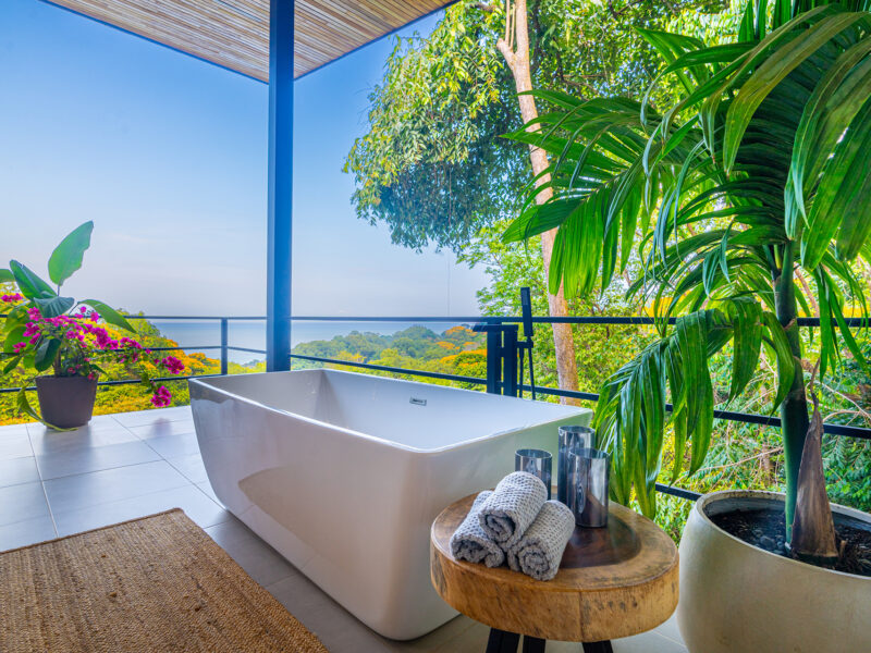 Residencia moderna con piscina infinita, vistas al océano y casa de huéspedes en Escaleras, Dominical.