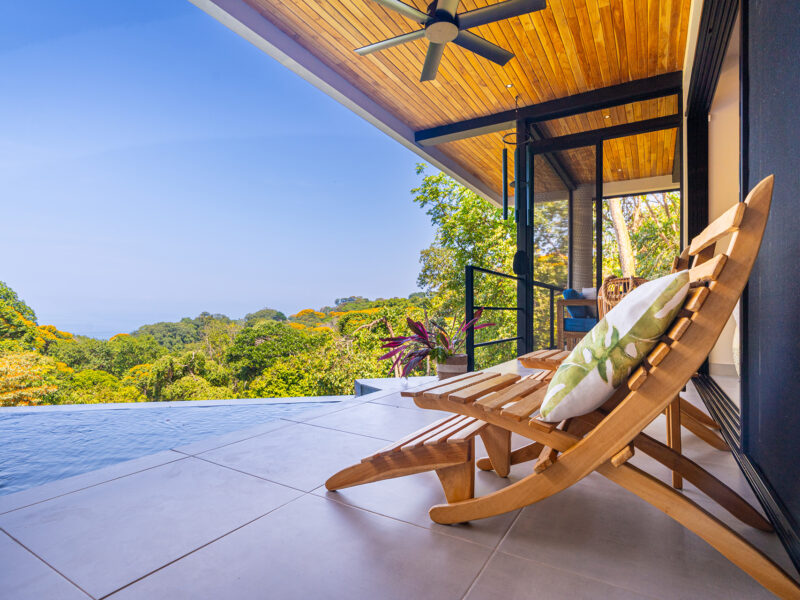Residencia moderna con piscina infinita, vistas al océano y casa de huéspedes en Escaleras, Dominical.