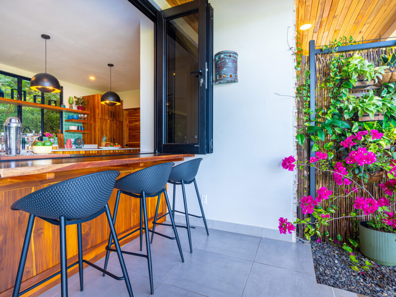 Residencia moderna con piscina infinita, vistas al océano y casa de huéspedes en Escaleras, Dominical.