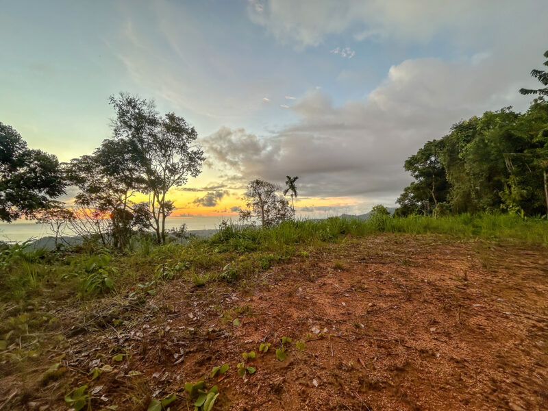 Tres lotes listos para construir con vista al océano y atardeceres durante todo el año en Vergel, Ojochal